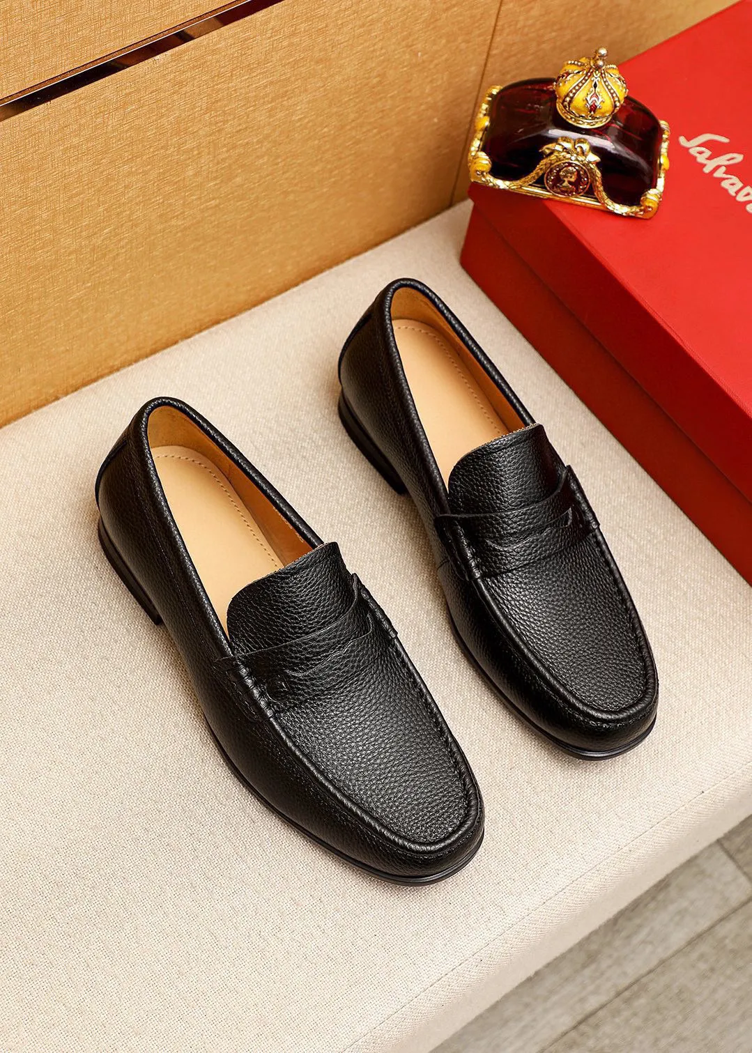 Men's shoes 💰480 💐 Product trademark: Ferragamo "Ferragamo" casual leather shoes Regular size: 38-44 (45🉑️customized) Product materials: Selected imported first-layer pebbled cowhide leather upper, imported water-dyed cowhide leather lining. Strong three-dimensional visual effect, original outsole color: 3⃣️seed leather materials available